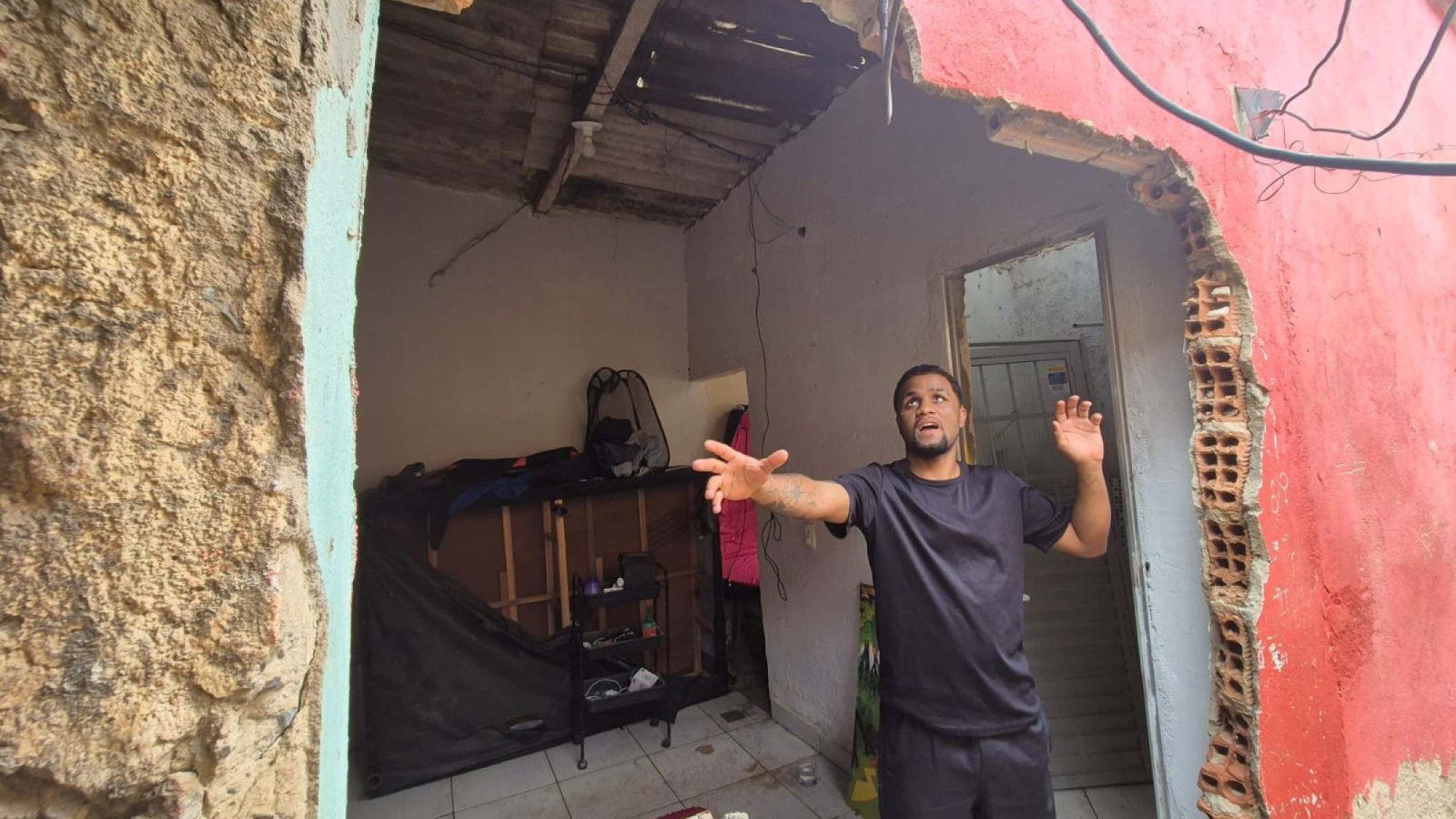 Uma parede caiu. O telhado tamb&eacute;m foi danificado, e a &aacute;gua tomou o interior da casa