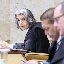 Sessão do STF teve Cármen atônita, Mendonça em oração e gargalhadas na sala de lanches