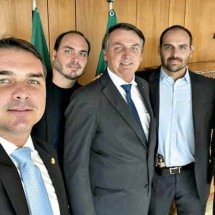 ‘Jair no governo, Eduardo chanceler’: PT quer voltar a colar Flávio ao clã Bolsonaro