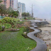 Guarda civil é engolido por cratera após calçada ceder na orla de Praia Grande (SP) - Reiginaldo Ribeiro/AtoPress/Folhapress