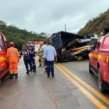 Caminhão de carvão tomba e deixa seis feridos na BR-356, em Ouro Preto - Divulgação/CBMMG