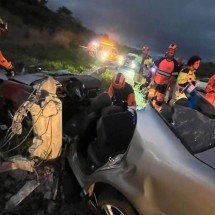 Tenente-coronel da PM fica preso às ferragens em acidente na BR-381 - CBMMG