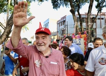 Patrus Ananias caminhou com apoiadores no Centro de Ipatinga -  (crédito: Campanha Patrus)