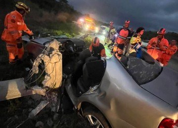 Corpo de Bombeiros e concessionária realizaram o resgate do motorista, que ficou preso às ferragens -  (crédito: CBMMG/Divulgação)