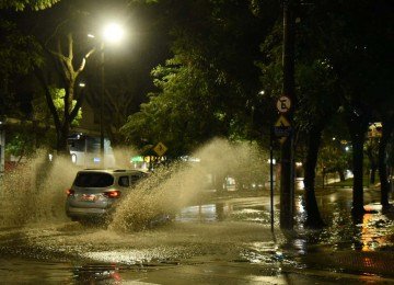 Chuva forte na Avenida Álvares Cabral, esquina com Rua Bernardo Guimarães, na Região Centro-Sul de BH -  (crédito: Gladyston Rodrigues/EM/DA Press)