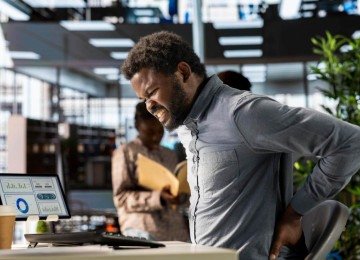 Uma revisão publicada em 2025 reuniu 22 estudos e 7.814 trabalhadores de escritório e encontrou associações entre lombalgia, maior tempo sentado e padrões mais prolongados de comportamento sedentário -  (crédito: DC Studio/Magnific)