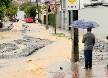 Rua José Moreira, no Tirol, ficou danificada com a chuva forte registrada de domingo até a manhã de ontem

 -  (crédito: Edésio Ferreira/EM/D.A Press)