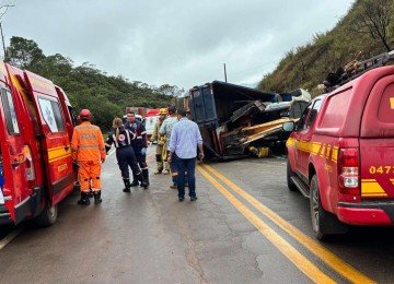 Caminhão tombado na BR-356 deixa seis feridos em Ouro Preto -  (crédito: Divulgação/CBMMG)
