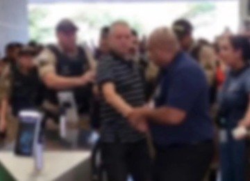 Suspeito foi conduzido por policiais até a viatura após ser detido por suspeita de importunação sexual dentro de clube -  (crédito: Reprodução/Redes Sociais)