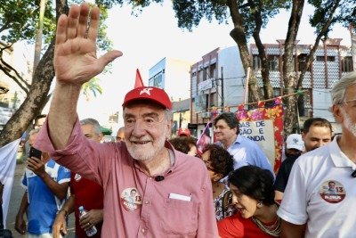 Patrus Ananias caminhou com apoiadores no Centro de Ipatinga -  (crédito: Campanha Patrus)