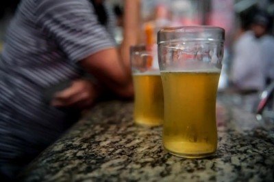  Ingerir bebidas adulteradas também é fator de risco alto -  (crédito: Marcelo Camargo/Agência Brasil)