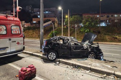 Carro capota em avenida de BH e deixa mãe e filha feridas -  (crédito: CBMMG/Divulgação)