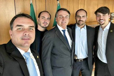 O ex-presidente Jair Bolsonaro ao lado de seus filhos, todos candidatos nas elei&ccedil;&otilde;es deste ano -  (crédito: Foto: Divulga&ccedil;&atilde;o/Redes Sociais)