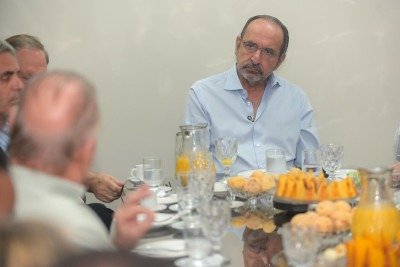 Kalil citou investimentos realizados em outros estados para argumentar que Minas teria ficado concentrada no pagamento da dívida -  (crédito: Leandro Couri/Campanha Kalil/Divulgação)