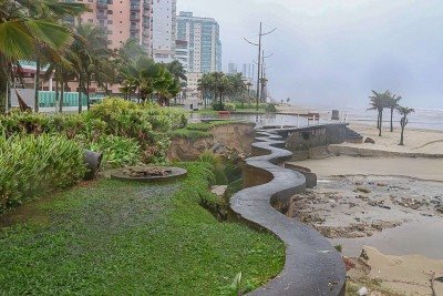 Cratera que engoliu um agente da Guarda Civil Municipal na orla de Praia Grande, litoral da Baixada Santista -  (crédito: Reiginaldo Ribeiro/AtoPress/Folhapress)
