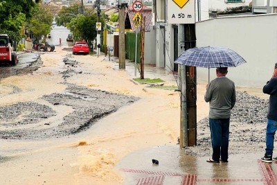 Rua José Moreira, no Tirol, ficou danificada com a chuva forte registrada de domingo até a manhã de ontem

 -  (crédito: Edésio Ferreira/EM/D.A Press)