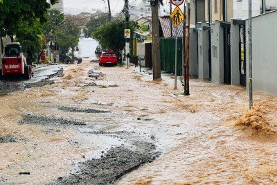 A volta da chuva ocorre enquanto Belo Horizonte está sob alerta para pancadas acompanhadas de raios e rajadas de vento -  (crédito: Edésio Ferreira/EM/D.A Press)
