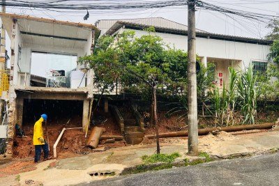 Evite contato com a água: não toque em águas de inundações, pois há risco de contaminação e de choque elétrico. -  (crédito: Edésio Ferreira/EM/D.A Press)