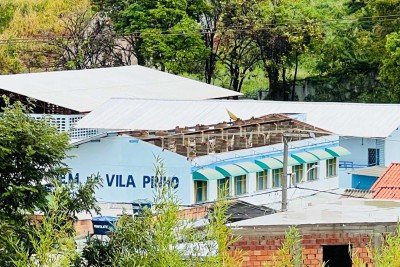 Força do vento durante tempestade fez com que o telhado da Escola Municipal Vila Pinho, no Barreiro, caísse sobre casas vizinhas -  (crédito: Edésio Ferreira/EM/D.A Press)