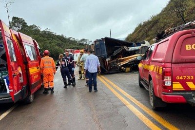 Caminhão tombado na BR-356 deixa seis feridos em Ouro Preto -  (crédito: Divulgação/CBMMG)
