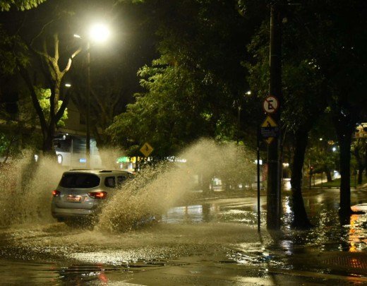 Chuva forte na Avenida Álvares Cabral, esquina com Rua Bernardo Guimarães, na Região Centro-Sul de BH - (crédito: Gladyston Rodrigues/EM/DA Press) Chuva forte na Avenida Álvares Cabral, esquina com Rua Bernardo Guimarães, na Região Centro-Sul de BH - (crédito: Gladyston Rodrigues/EM/DA Press)