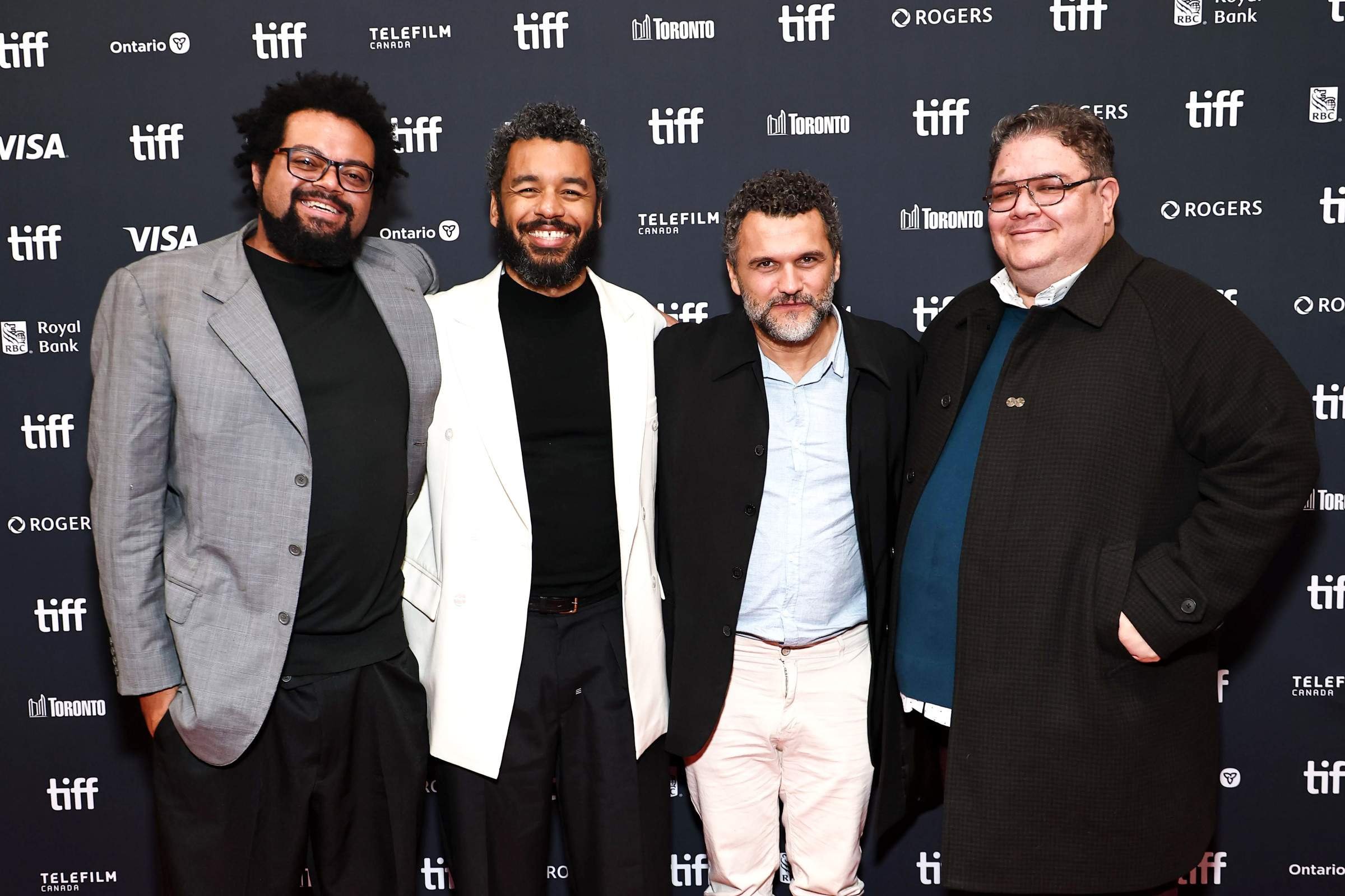  Andr&eacute; Novais Oliveira, Maur&iacute;lio Martins e Thiago Mac&ecirc;do Correia, fundadores da Filmes de Pl&aacute;stico, juntos no tapete vermelho em Toronto
    