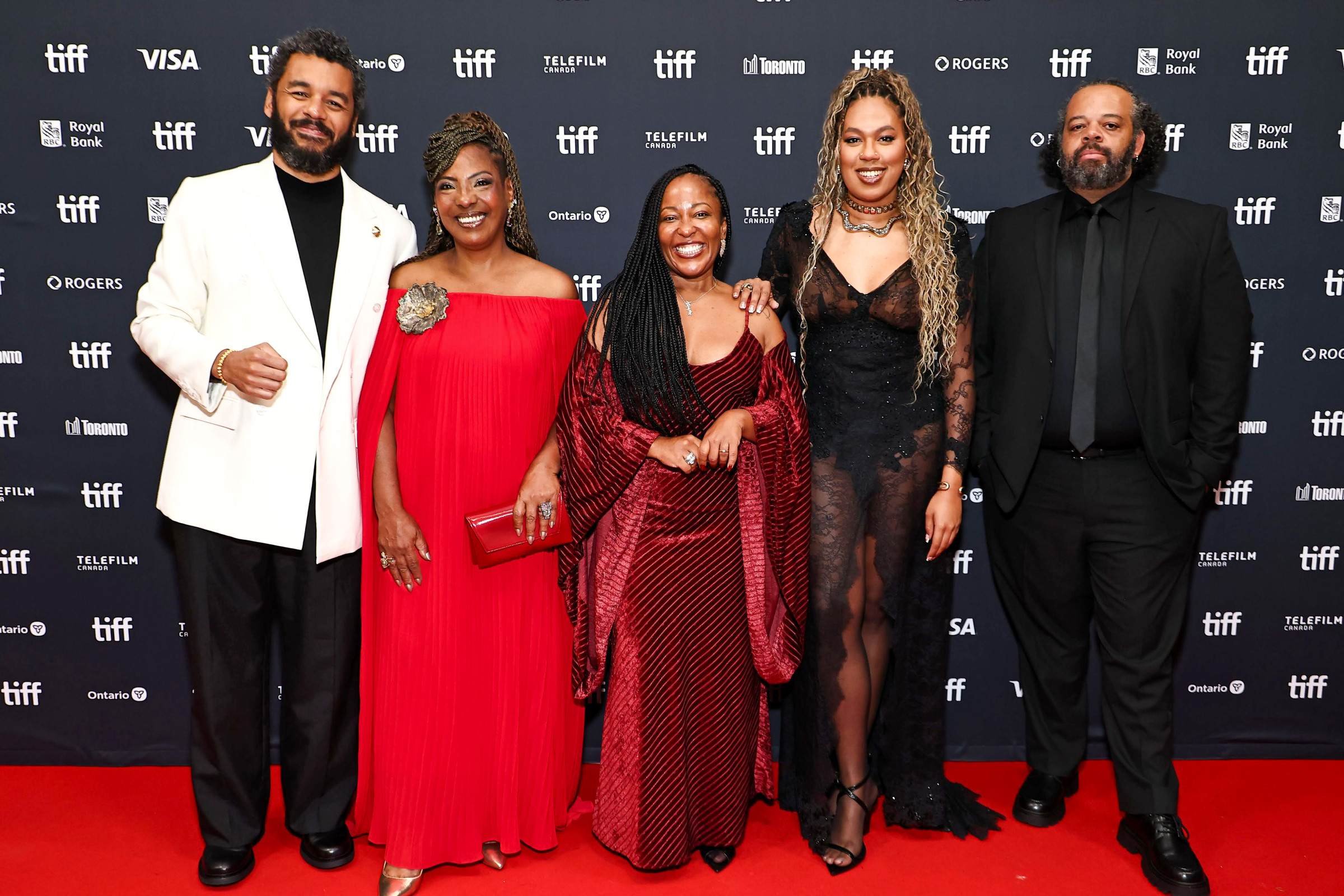 Gabriel Martins, Rejane Faria, Ma&iacute;ra Azevedo, Giovanna Heliodoro e Renato Novaes no tapete vermelho do Festival de Toronto
    