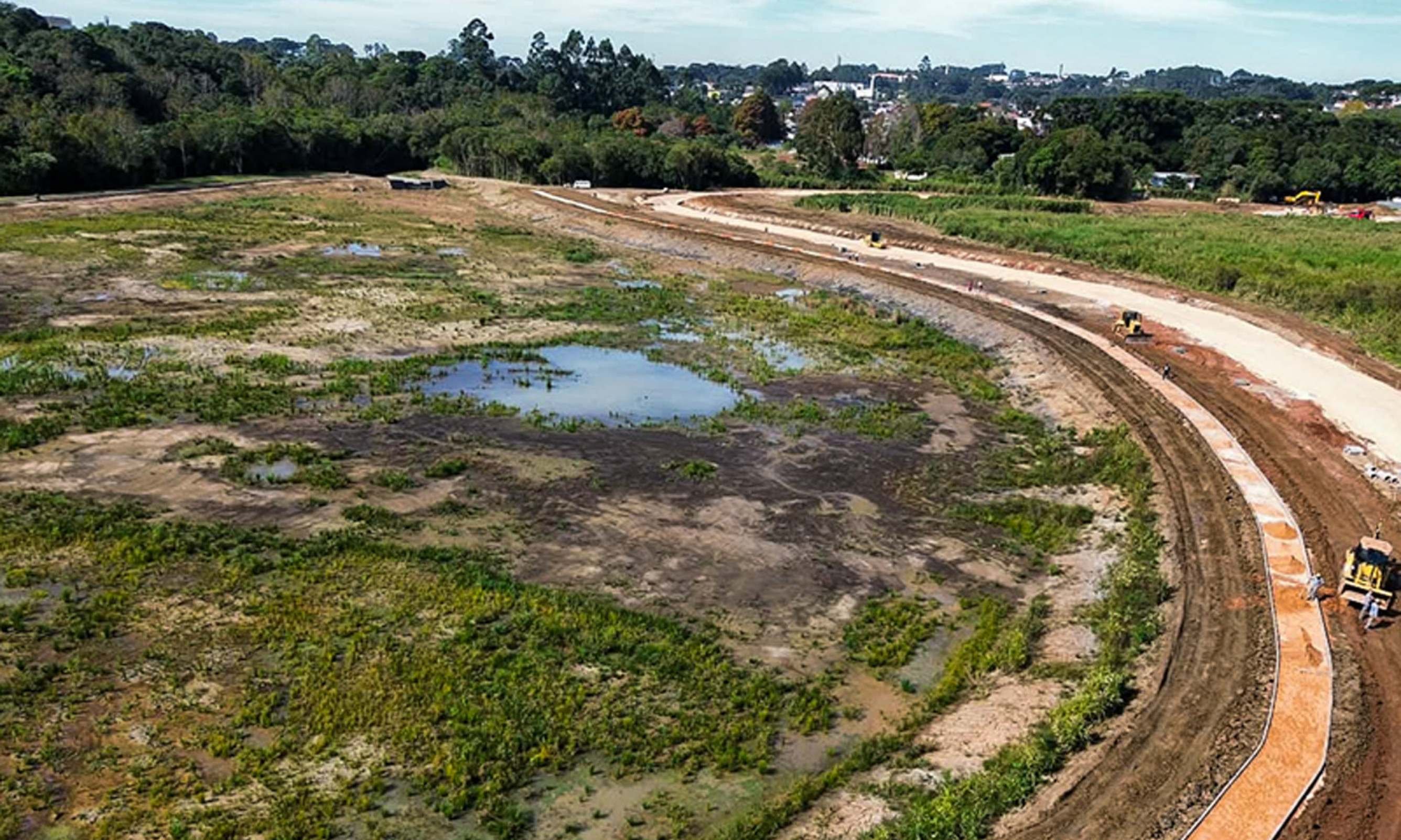 "Em Curitiba, no Bairro Santa C&acirc;ndida, &agrave;s margens do Rio Atuba, est&aacute; surgindo o Parque Santa C&acirc;ndida, batizado de 'parque esponja'"