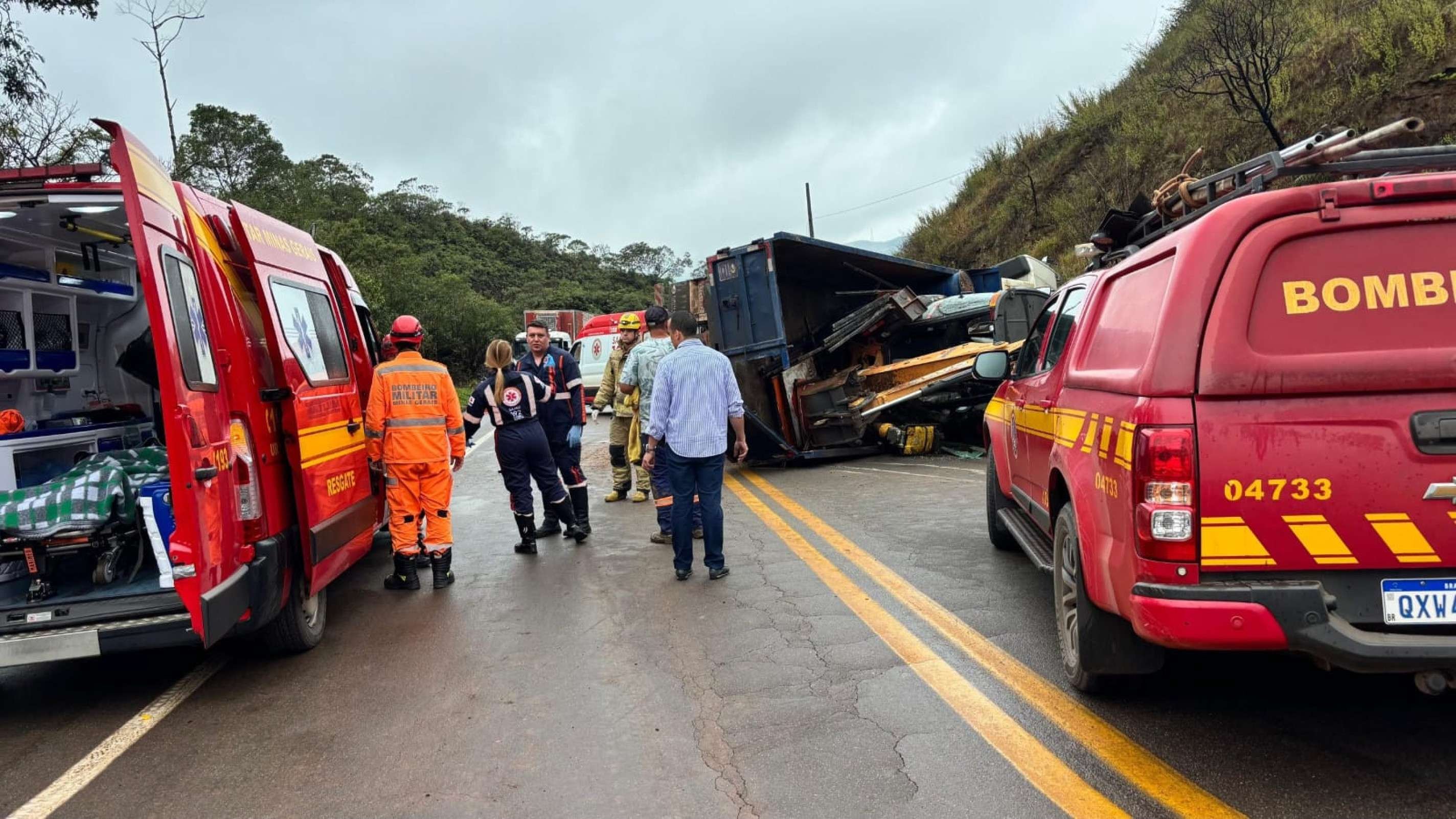 Caminhão de carvão tomba e deixa seis feridos na BR-356, em Ouro Preto