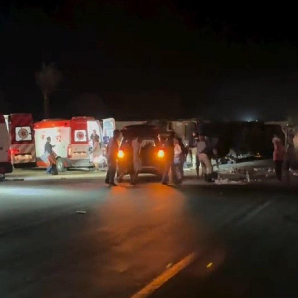 Acidente grave entre ônibus e caminhão interdita BR-116; há vítimas