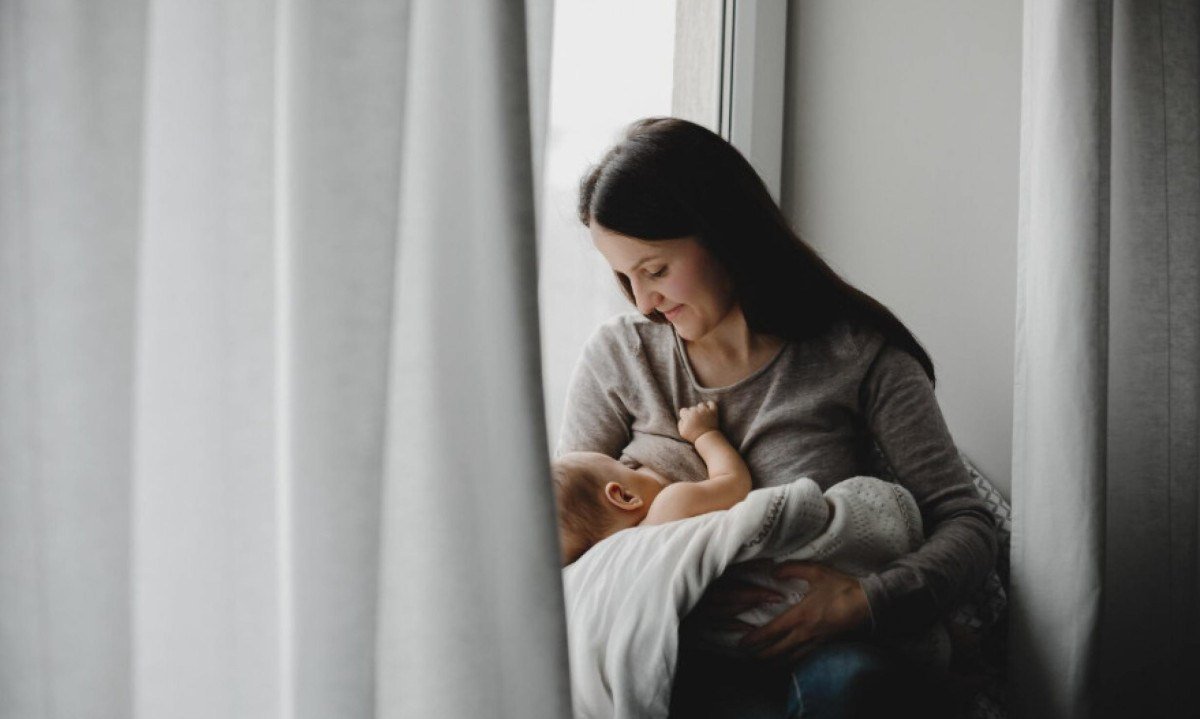 Durante a amamentação o bebê realiza movimentos coordenados de sucção, deglutição e respiração, envolvendo diferentes músculos da face - (crédito: Freepik)