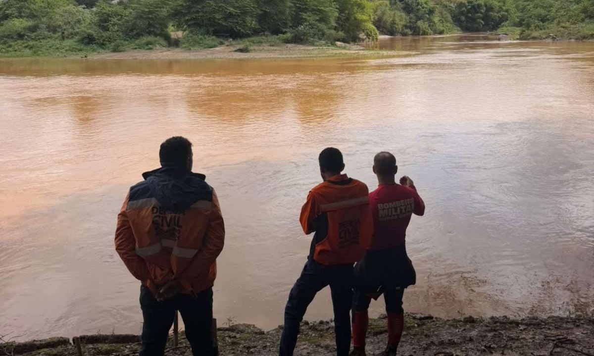 Bombeiros procuram por homem que sumiu ao entrar no Rio Paraopeba, em Brumadinho, na Grande BH - (crédito: CBMMG/Divulgação)