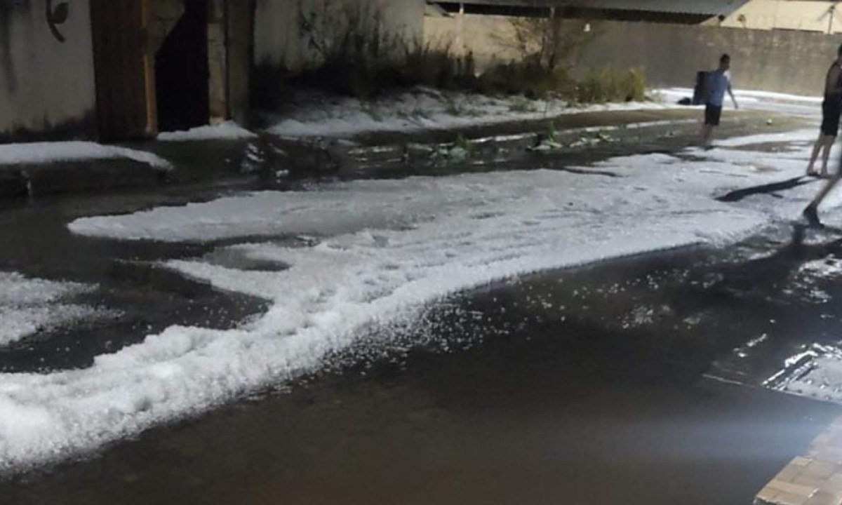 Temporal deixa ruas de cidades mineiras repletas de gelo - (crédito: Redes sociais/Reprodução)
