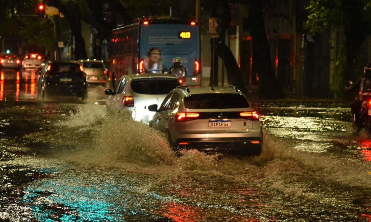 A Região Centro-Sul de BH registrou chuva forte por volta das 3h30 desta terça-feira (15/9) - (crédito: Gladyston/EM/DA Press)