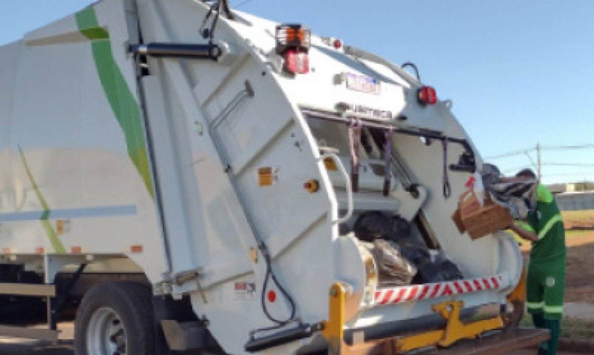 Motorista de caminhão de lixo também ajudava os coletores a movimentar caçambas e tambores de lixo e participava das operações de descarregamento - (crédito: Prefeitura de Uberaba/Reprodução)