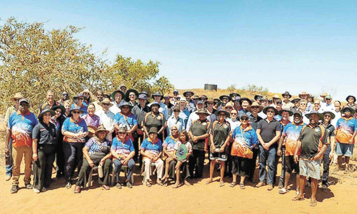 Membros da Nyangumarta Warrarn Aboriginal Corporation e da comunidade reunidos com representantes da Yamatji Marlpa Aboriginal Corporation, Rio Tinto e Sumitomo Metal Mining -  (crédito: DIVULGAÇÃO)