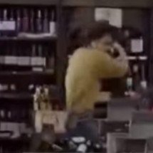 Vídeo: homem destrói garrafas de vinho em mercado e prejuízo é de R$ 50 mil - Instagram/Reprodução