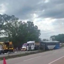 Acidente entre ônibus e caminhão interdita BR-381; há vítimas
