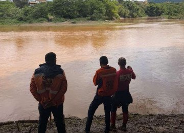 Bombeiros procuram por homem que sumiu ao entrar no Rio Paraopeba, em Brumadinho, na Grande BH -  (crédito: CBMMG/Divulgação)