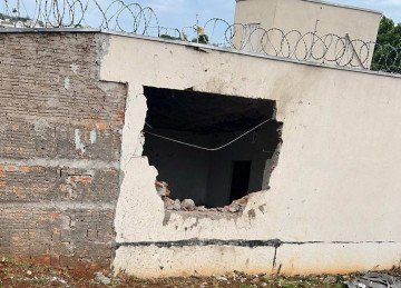 Carro invade casa e atinge moradora em Passos, no Sul de Minas Gerais. Bombeiros resgatam três vítimas -  (crédito: CBMMG/Divulgação)