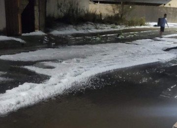 Temporal deixa ruas de cidades mineiras repletas de gelo -  (crédito: Redes sociais/Reprodução)