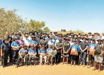 Membros da Nyangumarta Warrarn Aboriginal Corporation e da comunidade reunidos com representantes da Yamatji Marlpa Aboriginal Corporation, Rio Tinto e Sumitomo Metal Mining -  (crédito: DIVULGAÇÃO)
