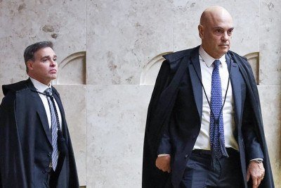 Ministro Alexandre de Moraes (dir.) e o presidente do STF, Edson Fachin, em pauta sobre a defesa do magistrado no caso dos cart&otilde;es -  (crédito: Antonio Augusto/STF)