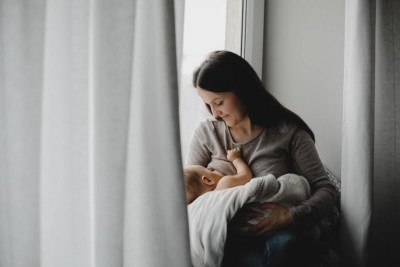 Durante a amamentação o bebê realiza movimentos coordenados de sucção, deglutição e respiração, envolvendo diferentes músculos da face -  (crédito:  Freepik)
