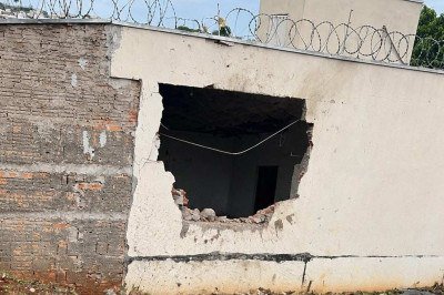 Carro invade casa e atinge moradora em Passos, no Sul de Minas Gerais. Bombeiros resgatam três vítimas -  (crédito: CBMMG/Divulgação)