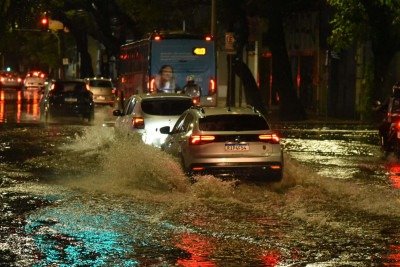 A Região Centro-Sul de BH registrou chuva forte por volta das 3h30 desta terça-feira (15/9) -  (crédito: Gladyston/EM/DA Press)