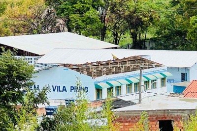 Escola municipal fica destelhada após passagem de temporal na Região do Barreiro, em BH. Aulas são retomadas nesta terça-feira (15/9) -  (crédito: Edésio Ferreira/EM/DA Press)