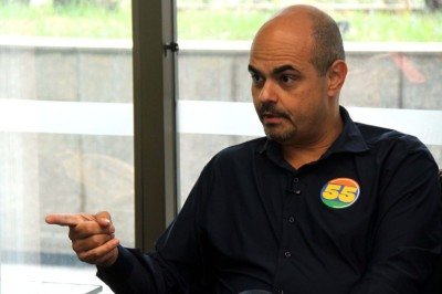 Simões propõe ampliar o ensino profissionalizante e investir em infraestrutura, tecnologia, alimentação e espaços destinados à prática esportiva -  (crédito: Jair Amaral/EM/D.A Press)