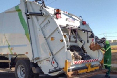 Motorista de caminhão de lixo também ajudava os coletores a movimentar caçambas e tambores de lixo e participava das operações de descarregamento  -  (crédito: Prefeitura de Uberaba/Reprodução)