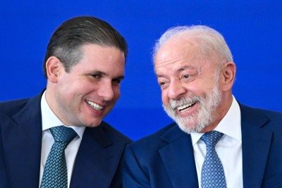 Presidente da câmara apareceu com boné e bandeiras do presidente durante ato -  (crédito: Evaristo Sá/AFP)